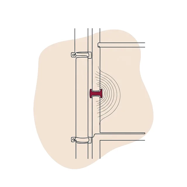 Gaine technique d'immeuble avec une colonne fixée au mur par un collier rigide